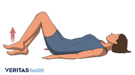 Persona tendida en el suelo con las rodillas dobladas, realizando el ejercicio de marcha tumbada con gancho