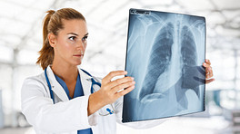 医生检查病人肺和脊柱X光