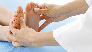 Doctor examining a child&#039;s feet