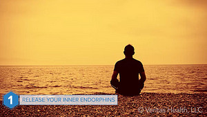 Hombre liberando sus endorfinas mientras está sentado en la playa meditando.