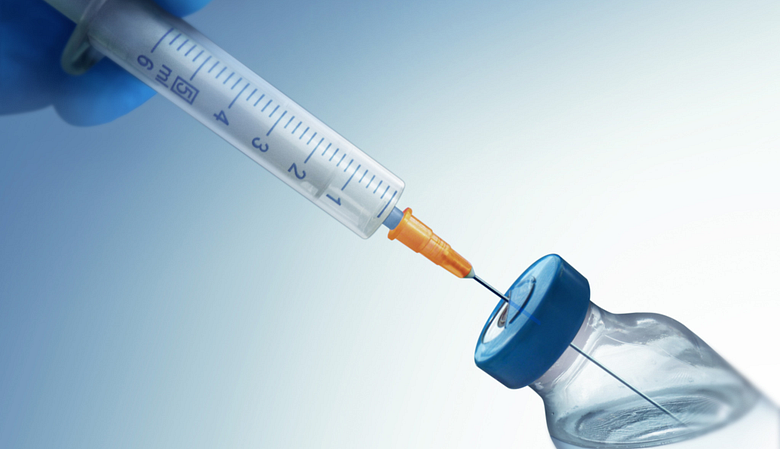 Syringe taking up injectable solution.
