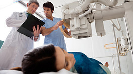 患者俯卧进行核磁共振扫描。