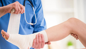 脚踝受伤的病人用绷带包扎。