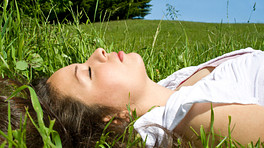 女人躺下沉浸草原