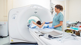 技术人员管理病人仰卧时的CT扫描。
