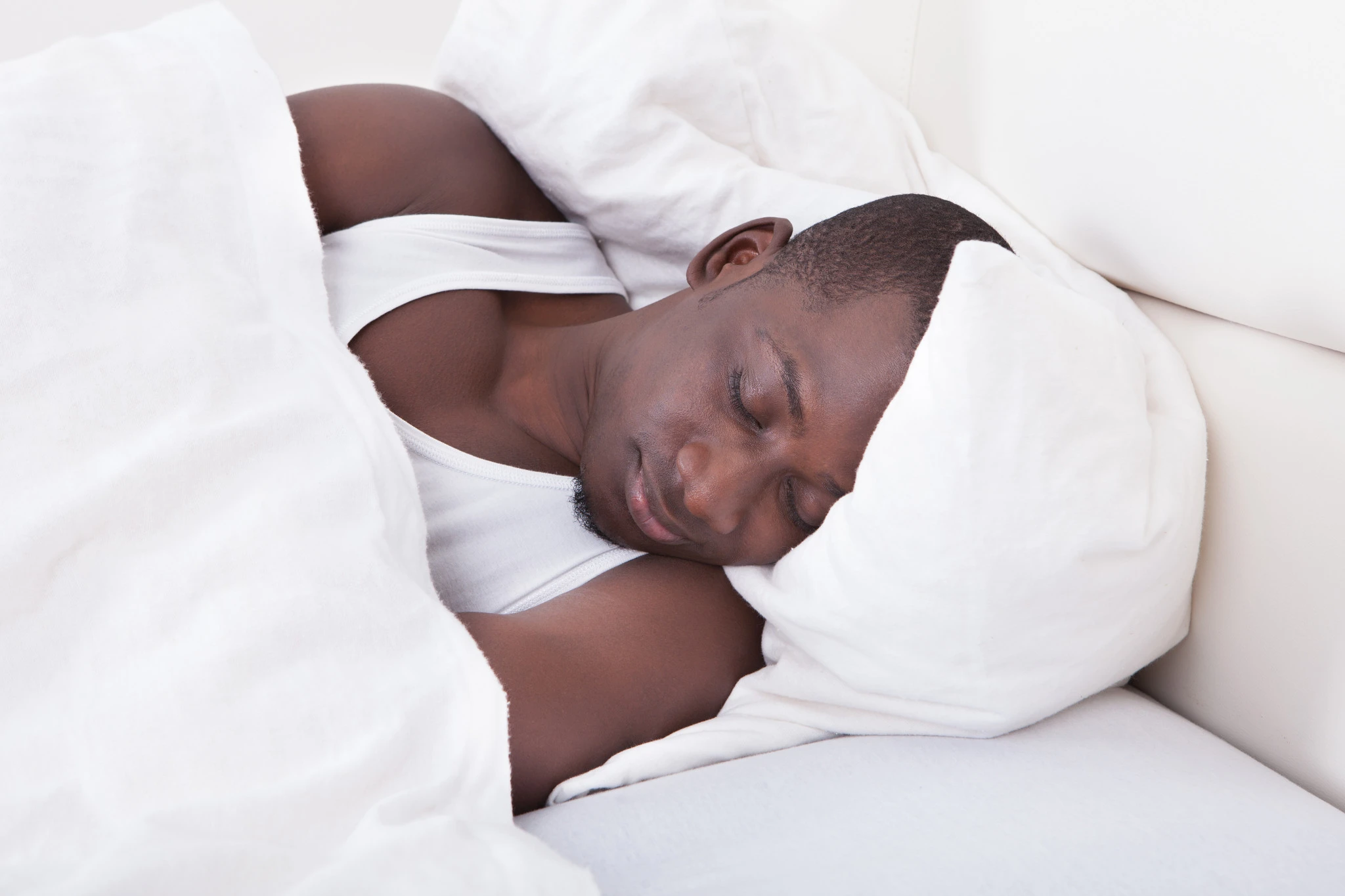 Чернокожий мужчина в кровати