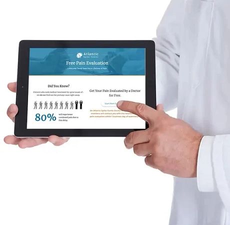 医生拿着在疼痛评估工具指着一台iPad