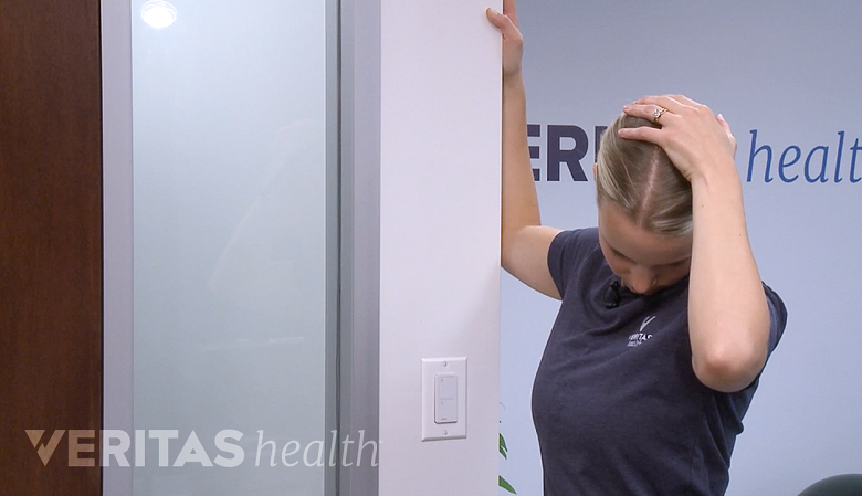 Una fisioterapeuta demostrando un estiramiento del cuello.