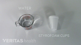 水和泡沫塑料杯做一个冰按摩器