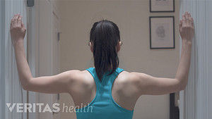 Mujer haciendo el estiramiento del cuello de la esquina